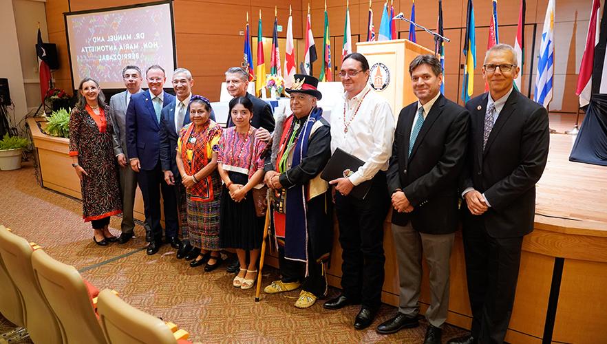 Rigoberta Menchú Tum with group